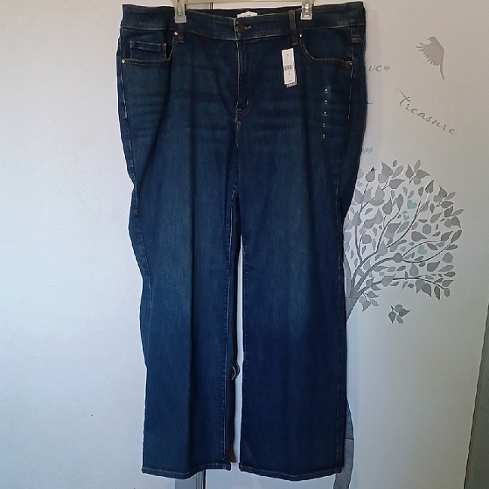 NWT Curvy Fit, Bootcut Jeans!!!